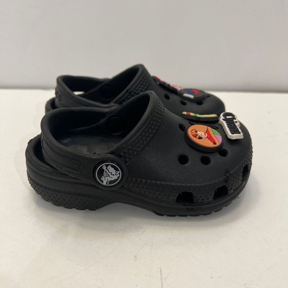 Crocs Boys/girls black classic clogs with 6 charms